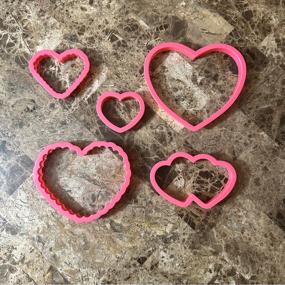 Valentine’s Day Heart Pink Plastic Cookie Cutters Set Of Five - Picture 2 of 8